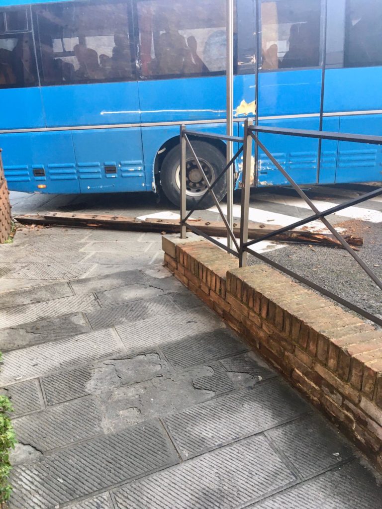 Manovra errata del bus, danneggiata Porta San Marco