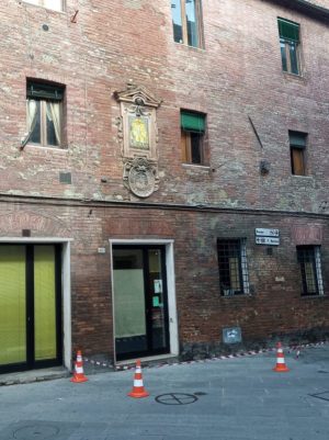 Tabernacolo pericolante in Pian dei Mantellini