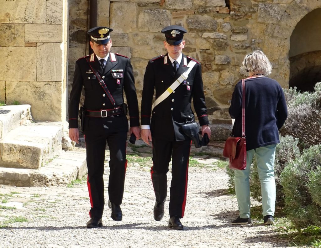 Maltratta il padre che lo denuncia, allontanato da casa un 35enne