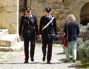 Maltratta il padre che lo denuncia, allontanato da casa un 35enne