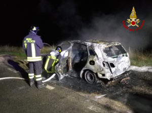 Incendio nella notte: auto carbonizzata dalle fiamme