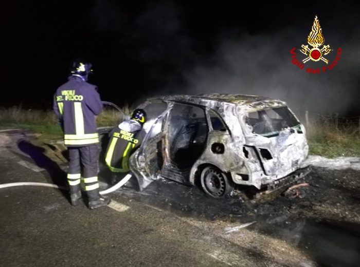 Incendio nella notte: auto carbonizzata dalle fiamme