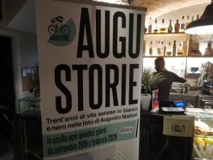 Presentazione del sesto numero di Augustorie al caff&egrave; 19&03 in Piazza del Mercato a Siena