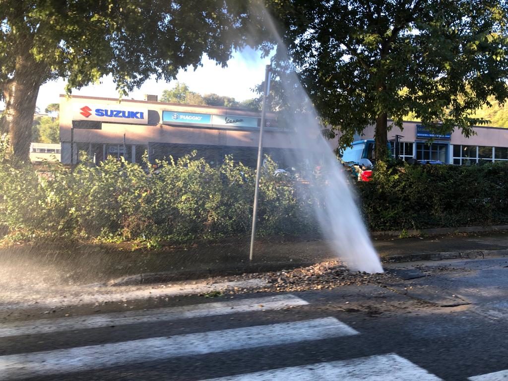 Grossa perdita d'acqua, file chilometriche in Viale Toselli (LE FOTO)
