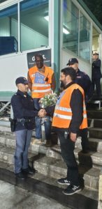 Tragedia di Trieste, gli stewards del Rastrello donano un mazzo di fiori ai poliziotti