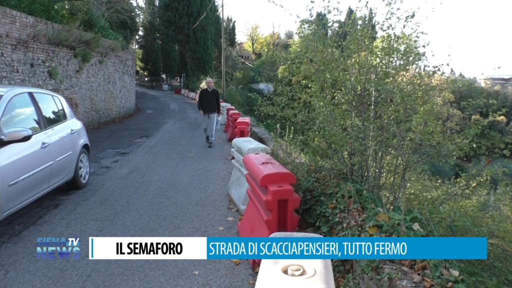 Semaforo a Scacciapensieri, la storia infinita fra code lunghissime e pedoni che camminano in mezzo di strada