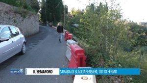 Semaforo a Scacciapensieri, la storia infinita fra code lunghissime e pedoni che camminano in mezzo di strada