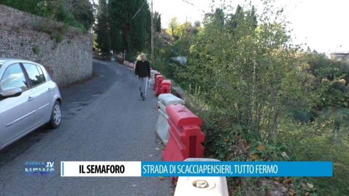Semaforo a Scacciapensieri, la storia infinita fra code lunghissime e pedoni che camminano in mezzo di strada