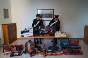 Trasportano oggetti da scasso rubati: arrestati dopo un inseguimento