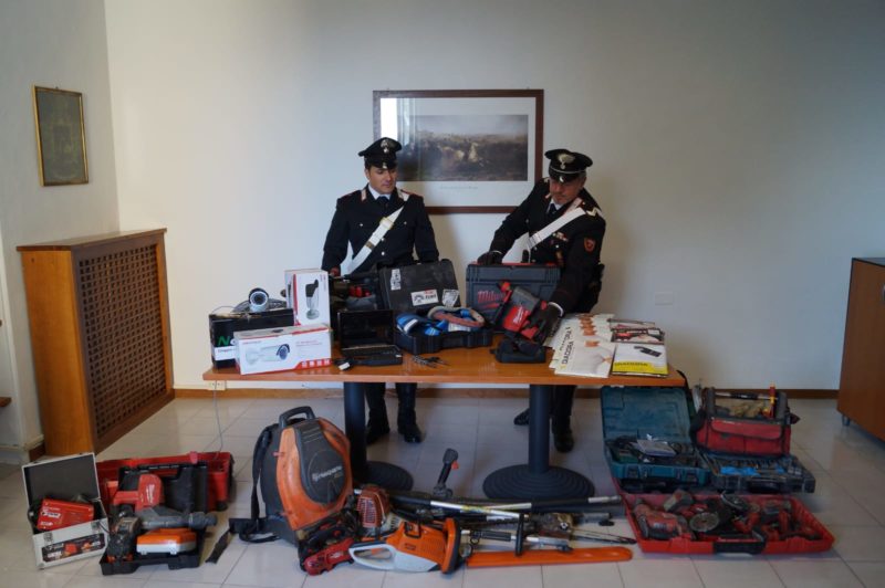 Trasportano oggetti da scasso rubati: arrestati dopo un inseguimento