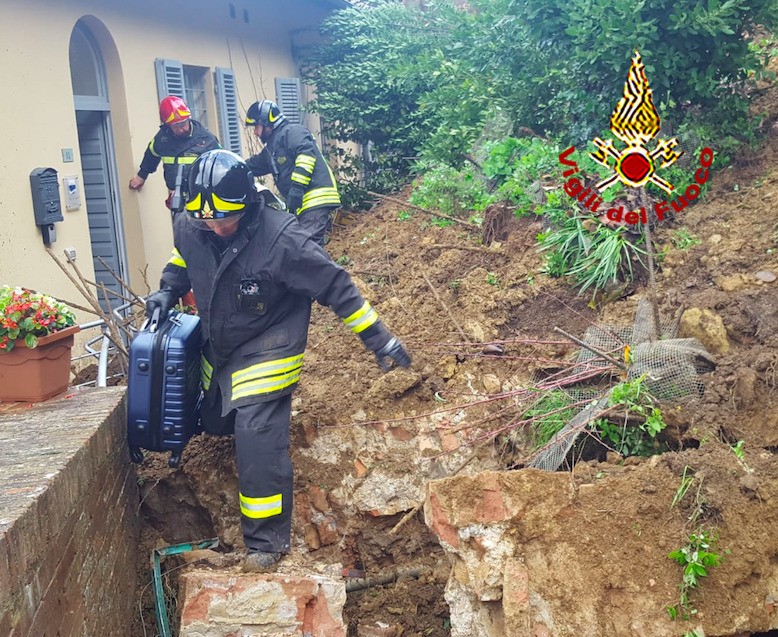 Smottamento del terreno, evacuato albergo in via del Costone