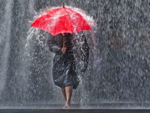 Tempo uggioso, pioggia e temporali: una domenica con l'ombrello