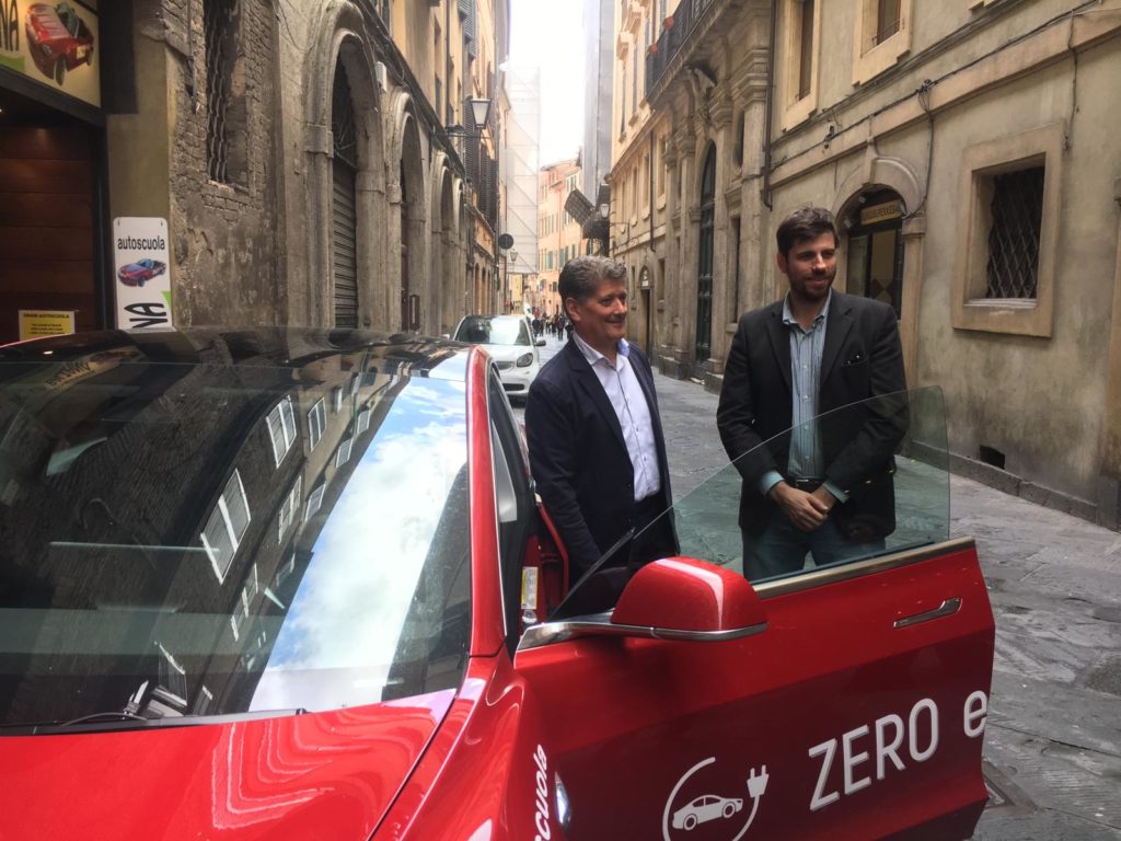A Siena la scuola guida a bordo dell&rsquo;auto ecologica e hi-tech
