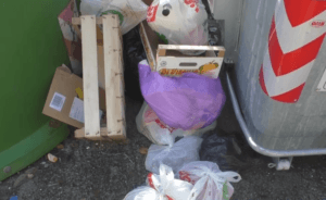 Colonna San Marco, marciapiedi e strade intasate dai rifiuti, cassonetti intelligenti non utilizzati