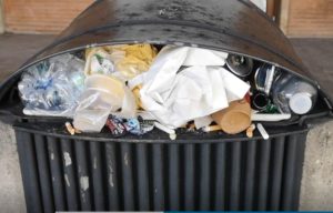 Operatori raccolta rifiuti senza stipendio, stazione ferroviaria sempre più sporca