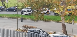 Incidente in viale Bracci, auto si ribalta - VIDEO