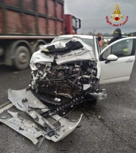 Schianto tra auto e mezzo agricolo, ferita una donna di 63 anni