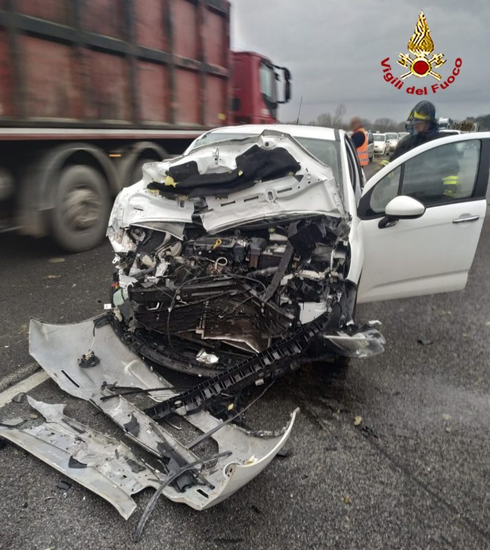 Schianto tra auto e mezzo agricolo, ferita una donna di 63 anni