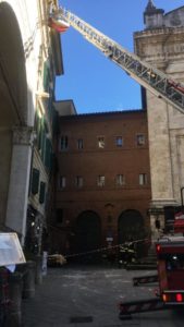 Cade il sottogronda da un palazzo del centro storico, intervengono i vigili del fuoco