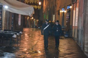 Mima rapporto sessuale al centro commerciale: straniero denunciato per molestie a una 23enne