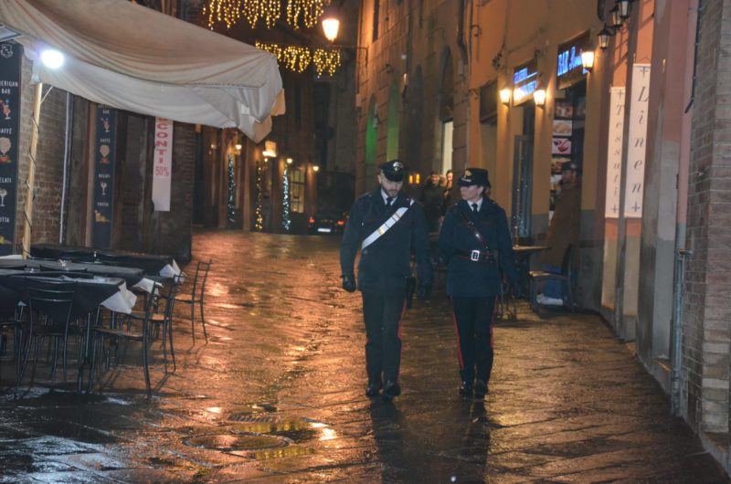 Mima rapporto sessuale al centro commerciale: straniero denunciato per molestie a una 23enne