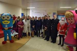 Natale alle Scotte, Polizia e Carabinieri portano i doni ai piccoli pazienti