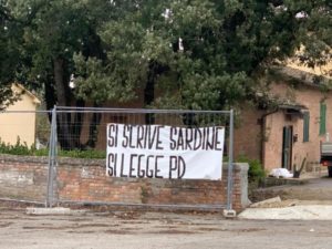 "Si scrive sardine si legge Pd": nel giorno della manifestazione, spuntano gli striscioni