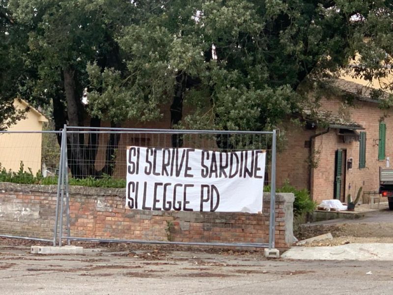 "Si scrive sardine si legge Pd": nel giorno della manifestazione, spuntano gli striscioni