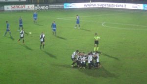Un cerchio di esultanza: il Siena vince con gol di D'Auria e tanta sostanza