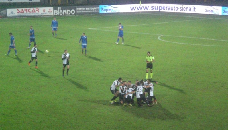 Un cerchio di esultanza: il Siena vince con gol di D'Auria e tanta sostanza