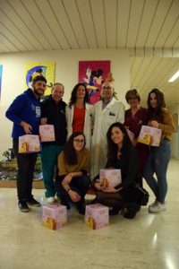 Studenti Erasmus Siena donano panettoni al Dipartimento della Donna e dei Bambini delle Scotte