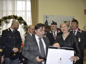 Anps e il Questore Capuano portano gli auguri di Natale agli anziani del Campansi