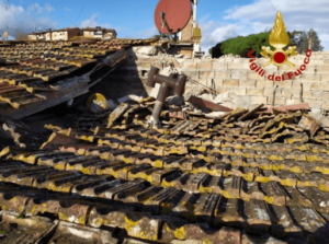 Crolla il tetto di una casa, evacuata una coppia