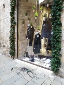 Negozio del centro di Siena nel mirino dei vandali