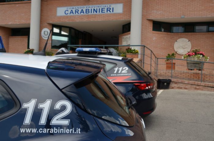 Ruba un portafoglilo, scoperta dalle telecamere: denunciata 45enne