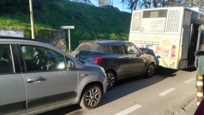 Tamponamenti a catena e lunghe code in via Fiorentina
