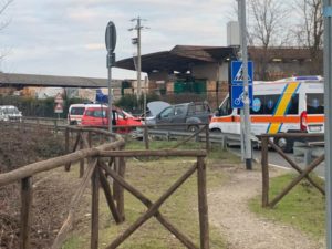 Frontale tra una panda e un fuoristrada, un ferito lieve