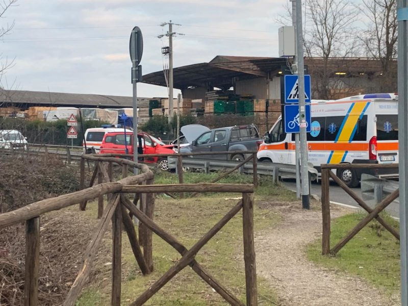 Frontale tra una panda e un fuoristrada, un ferito lieve