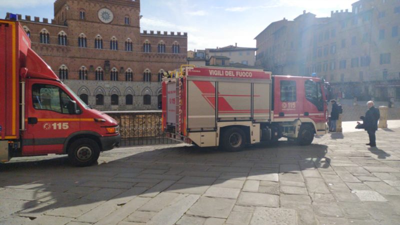 Fumo ed odore di gas dai bottini: scattano i controlli dei Vigili del Fuoco