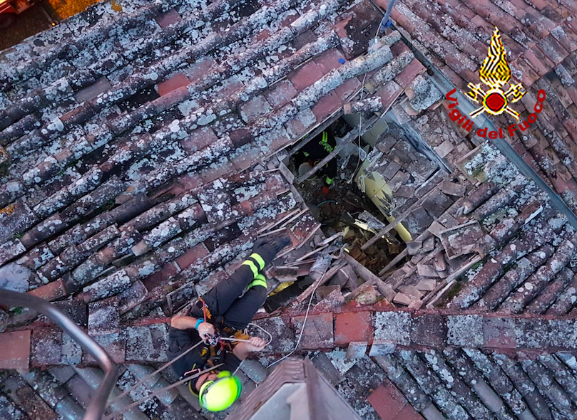 Crolla il tetto di una casa, vigili del fuoco in azione