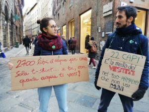 Black Friday: Un gruppo di giovani manifesta contro il capitalismo (LE FOTO)