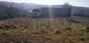 Segue il navigatore, finisce in mezzo al campo: incidente per un autoarticolato