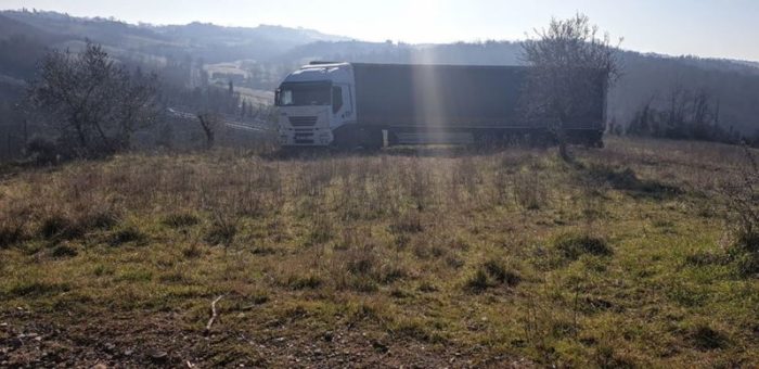 Segue il navigatore, finisce in mezzo al campo: incidente per un autoarticolato