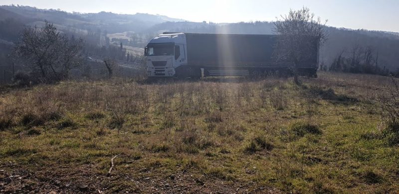 Segue il navigatore, finisce in mezzo al campo: incidente per un autoarticolato