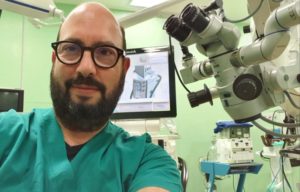 Oculista a passeggio col cane salva la vita a ciclista in arresto cardiaco