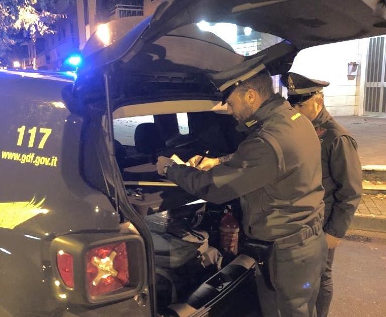Nasconde marijuana, giovane fermato dalla Guardia di Finanza