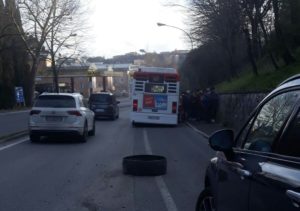 Bus Tiemme perde parte della ruota mentre è in transito, tragedia sfiorata in viale Bracci
