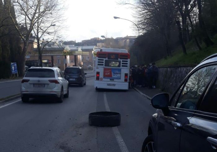Bus Tiemme perde parte della ruota mentre &egrave; in transito, tragedia sfiorata in viale Bracci