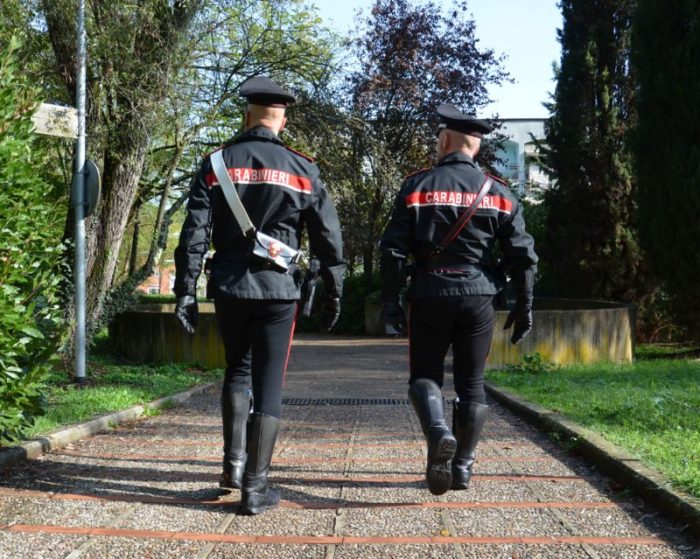 La solitudine non &egrave; uno scherzo. Gli manca il cagnolino, chiama i Carabinieri