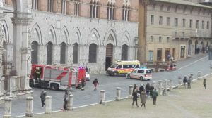 Cade dalle scale della Torre del Mangia, intervengono i vigili del fuoco
